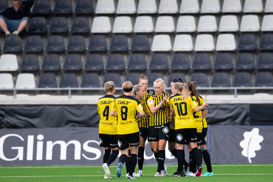 Häckens Stina Blackstenius jublar med lagkamrater