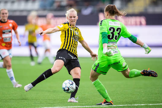 Häckens Stina Blackstenius och Kristianstads målvakt