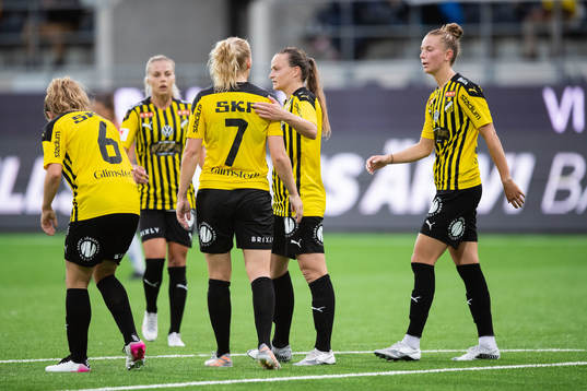 Häckens Stina Blackstenius jublar med lagkamrater