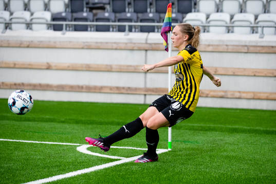 Häckens Elin Rubensson slår en hörna