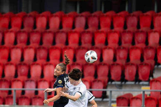 Växjös Andrea Mist Palsdottir  och Eskilstunas Linn