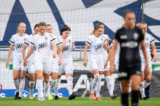 Eskilstunas Fanny Andersson jublar med lagkamrater