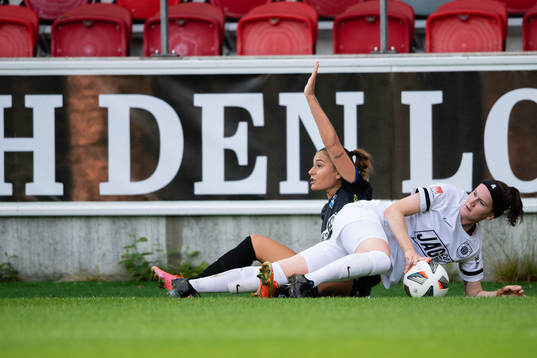Växjös Andrea Mist Palsdottir  och Eskilstunas Linn