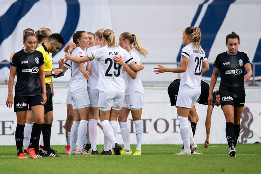 Eskilstunas Felicia Rogic  jublar med lagkamrater samtidigt