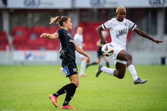 Växjös Andrea Mist Palsdottir  och Eskilstunas Ngozi
