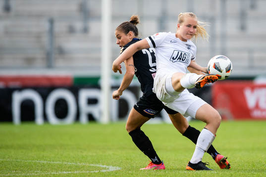 Växjös Andrea Mist Palsdottir  och Eskilstunas Noor Ekhoff