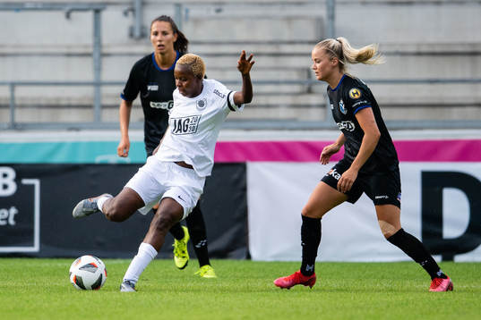 Eskilstunas Ngozi Sonia Okobi och Växjös Amanda Johnsson