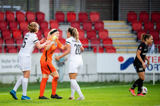 Eskilstunas Vaila Barsley,  målvakt Emma Holmgren och Anna