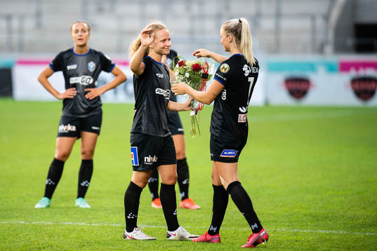 Växjös Signe Holt Andersen får blommor och avtackas