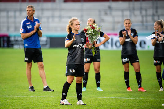 Växjös Signe Holt Andersen får blommor och avtackas