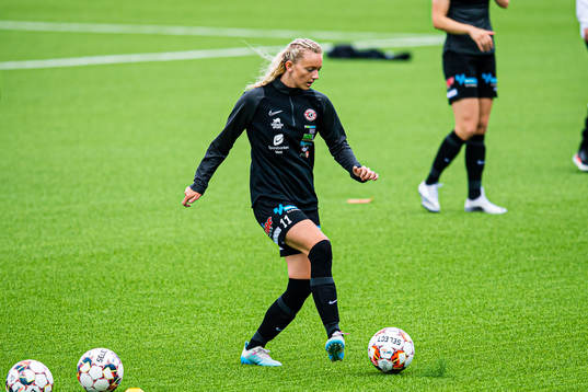 Madelen Koldal Holme of Arna-Bjørnar warms up
