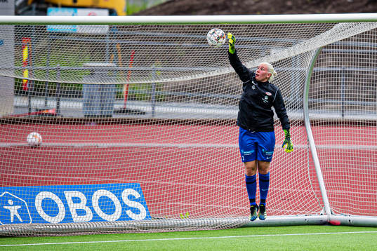 Moa Jahmekya Edrud of Arna-Bjørnar warms up
