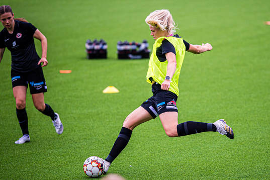 Kamilla Aabel of Arna-Bjørnar warms up