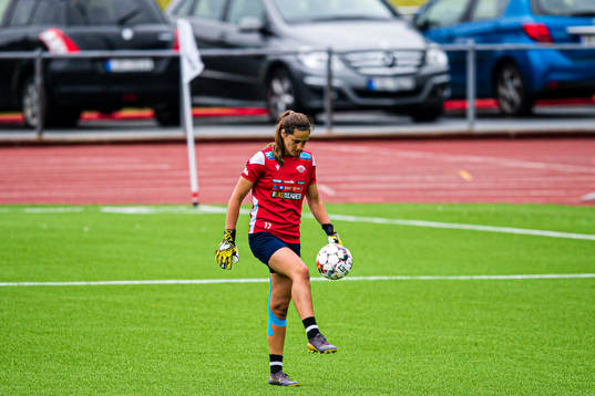 Victoria Lucy Esson of Avaldsnes warms up