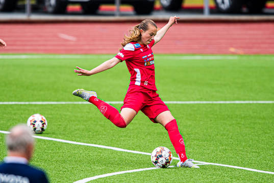 Cille Nilsen of Avaldsnes warms up
