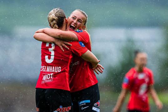 Marte Bjelde Hjelmhaug and Madeleine Veivåg of