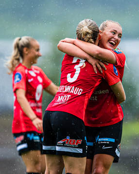 Marte Bjelde Hjelmhaug and Madeleine Veivåg of