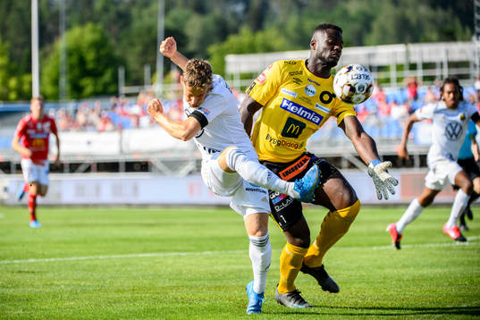 Östersunds Henrik Bellman och Degerfors målvakt Ismael