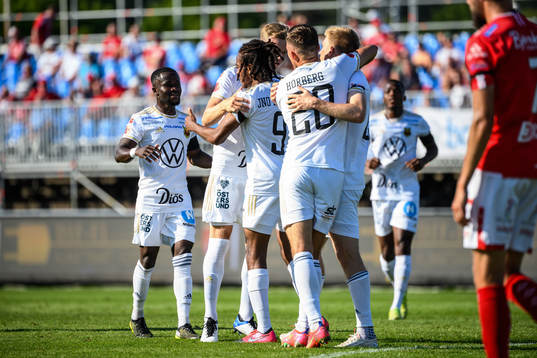 Östersunds Francis Jno-Baptiste jublar med lagkamrater