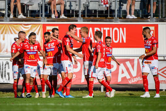 Degerfors Adam Carlén jublar med lagkamrater