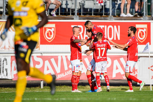 Degerfors Adam Carlén jublar med lagkamrater