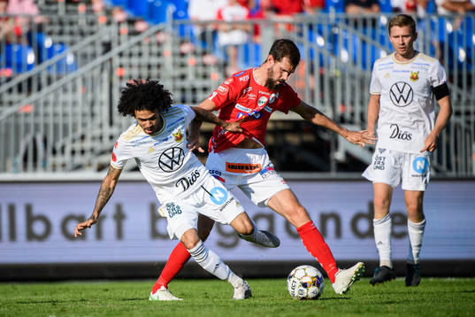 Östersunds Jerell Sellars och Degerfors Sebastian Olsson