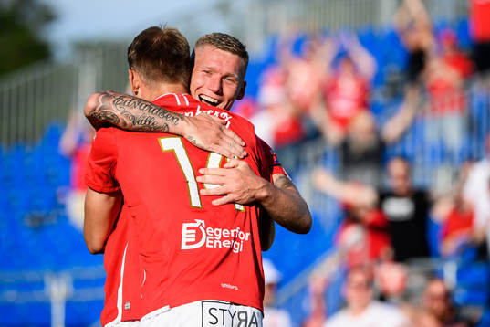Degerfors Villiam Dahlström jublar