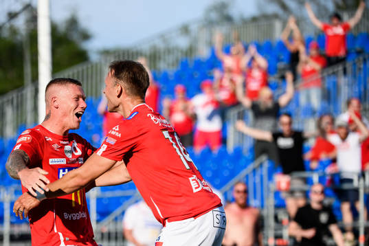 Degerfors Villiam Dahlström (h) jublar