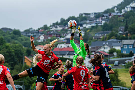 Tora Ose of Arna-Bjørnar and Victoria Lucy Esson of