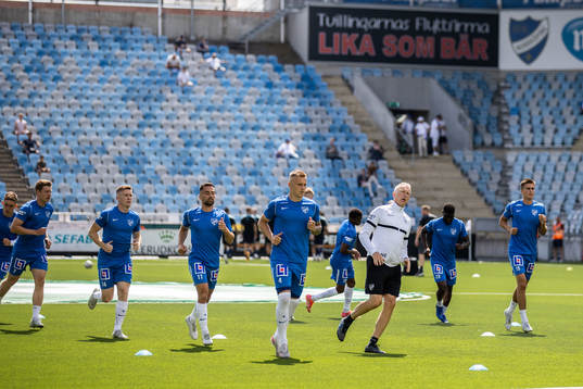 IFK Norrköpings spelare värmer upp