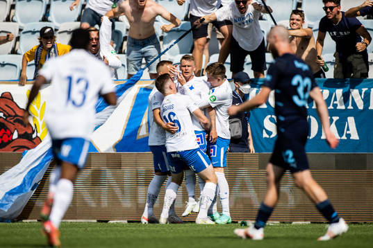 IFK Norrköpings Ari Skúlason jublar med lagkamrater