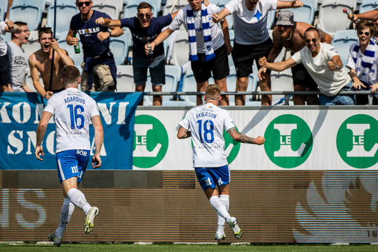 IFK Norrköpings Ari Skúlason jublar framför supportrar