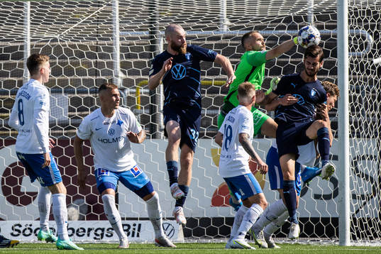 IFK Norrköpings målvakt Oscar Jansson mot Malmö FFs Jo
