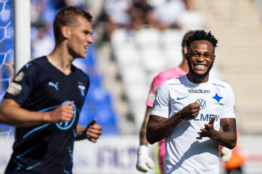 IFK Norrköpings Samuel Adegbenro reagerar