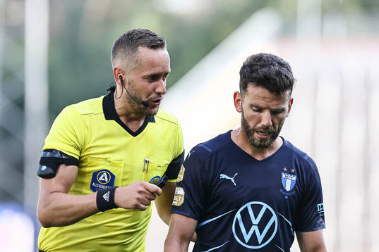 Domare Victor Wolf och Malmö FFs Erdal Rakip