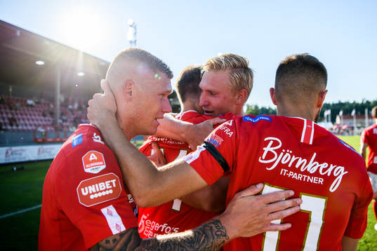 Spelare i Degerfors jublar
