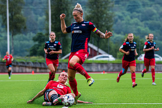 Karoline Heimvik Haugland of Arna-Bjørnar and Robyn