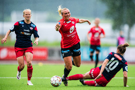 Karoline Heimvik Haugland of Arna-Bjørnar and Andrea