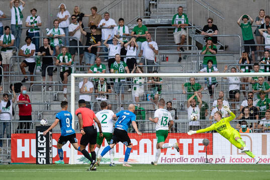 Hammarbys målvakt David Ousted räddar