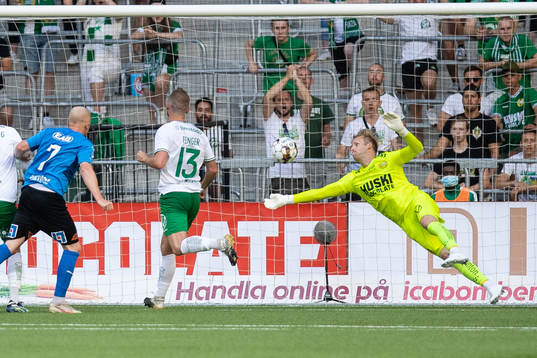 Hammarbys målvakt David Ousted räddar