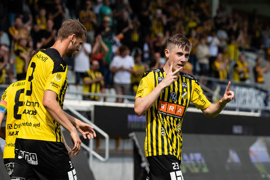 Häckens Patrik Wålemark jublar