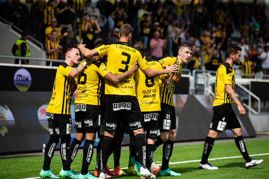 Häckens Patrik Wålemark jublar