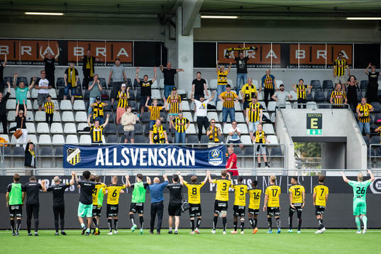 Halmstads spelare jublar med publiken