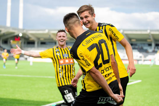 Häckens Ali Youssef jublar med Leo Bengtsson och Tobias