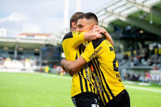 Häckens Ali Youssef jublar ihop med Leo Bengtsson och