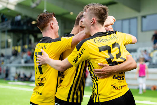 Häckens Ali Youssef jublar med lagkamrater