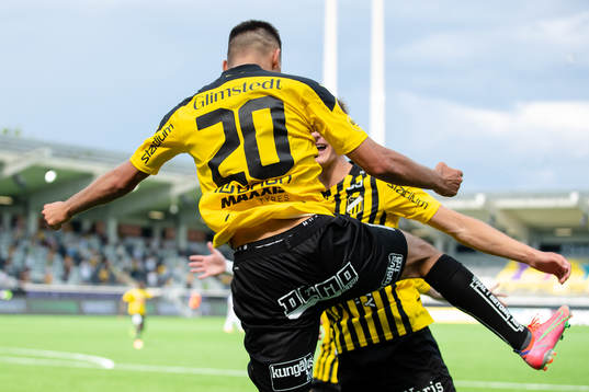 Häckens Ali Youssef jublar med lagkamrater