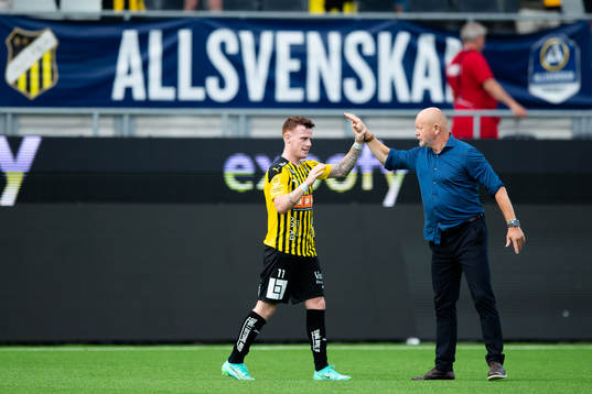 Häckens Tobias Heintz jublar med tränare Per-Mathias