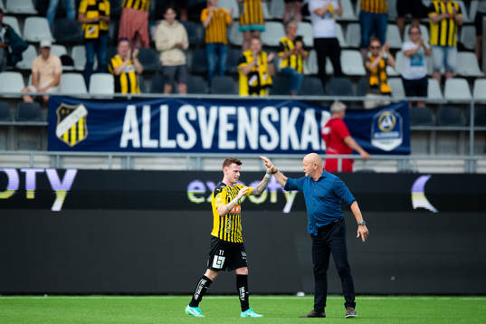 Häckens Tobias Heintz jublar med tränare Per-Mathias