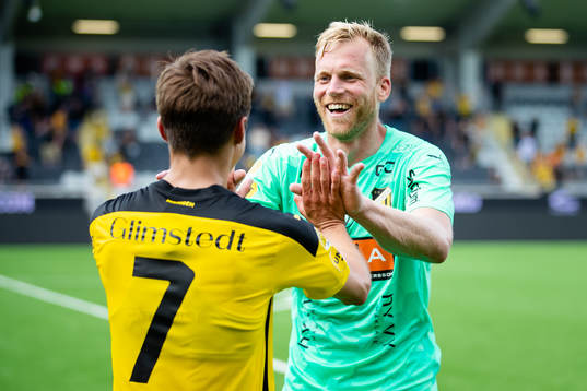 Häckens Leo Bengtsson och målvakt Peter Abrahamsson jublar